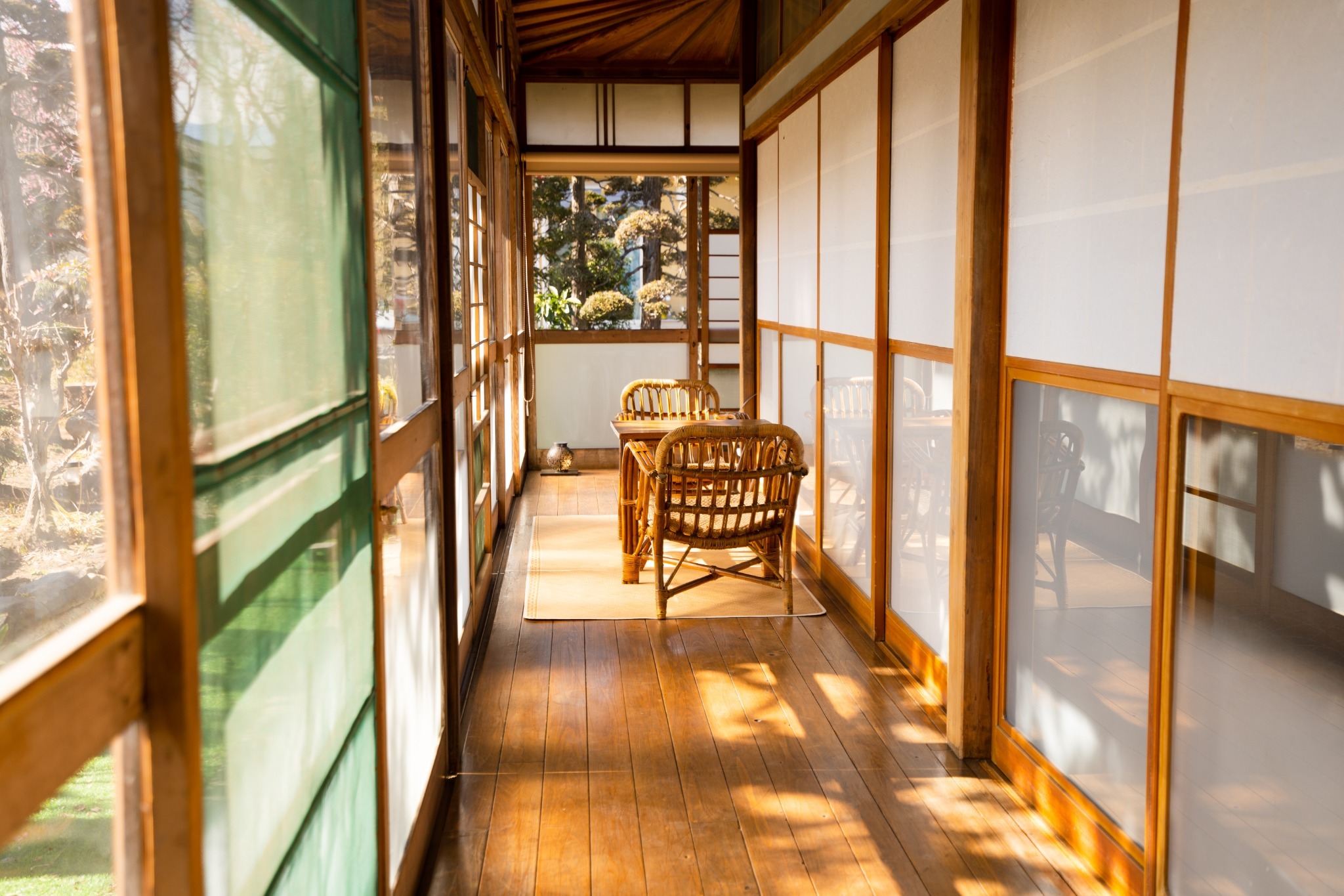 建物には庭の樫の木を眺められる縁側があります。天気の良い日には椅子に腰かけてゆっくりとした時間...