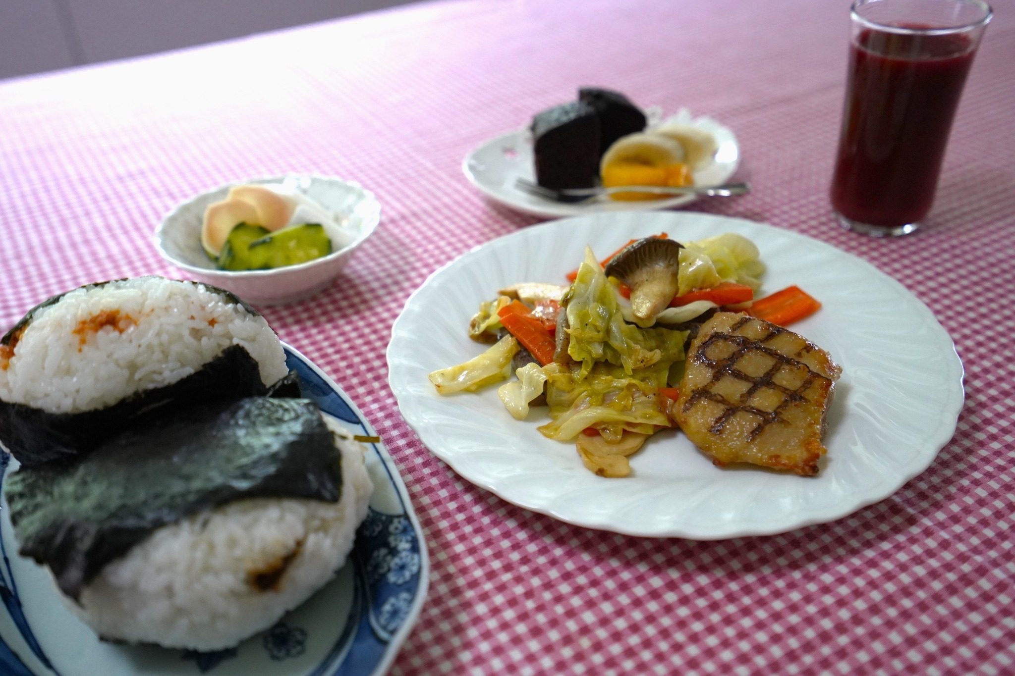 【朝食（Breakfast）】 お1人様1,000円を現地決済にて受領いたします。（We...