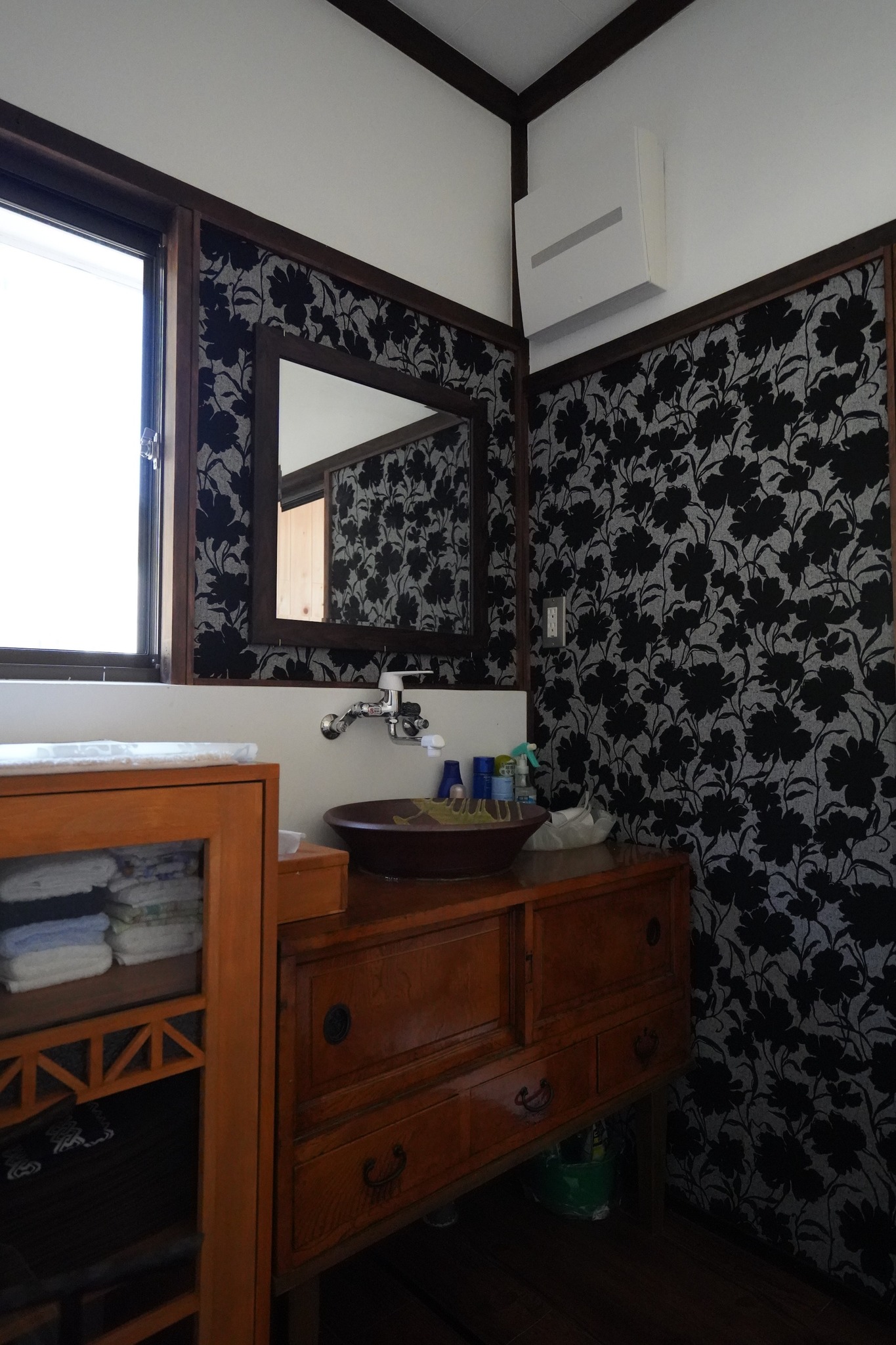 洗面台には大正浪漫を感じる壁材を使用し、朝の準備がちょっとワクワクする内装になっています。