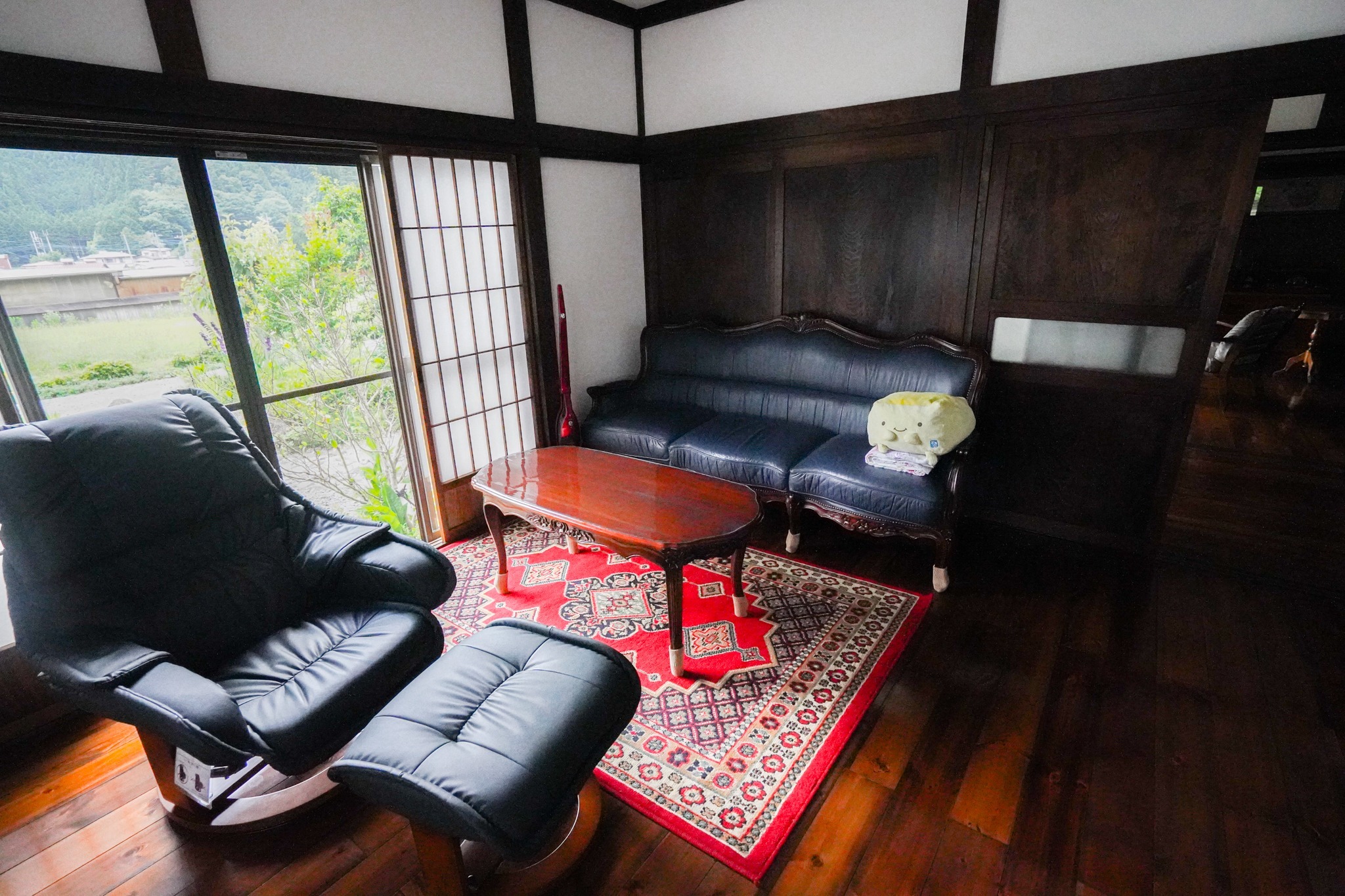 リビングにはゆったりお寛ぎ頂けるリクライニングチェアと3人掛けのソファがございます。...