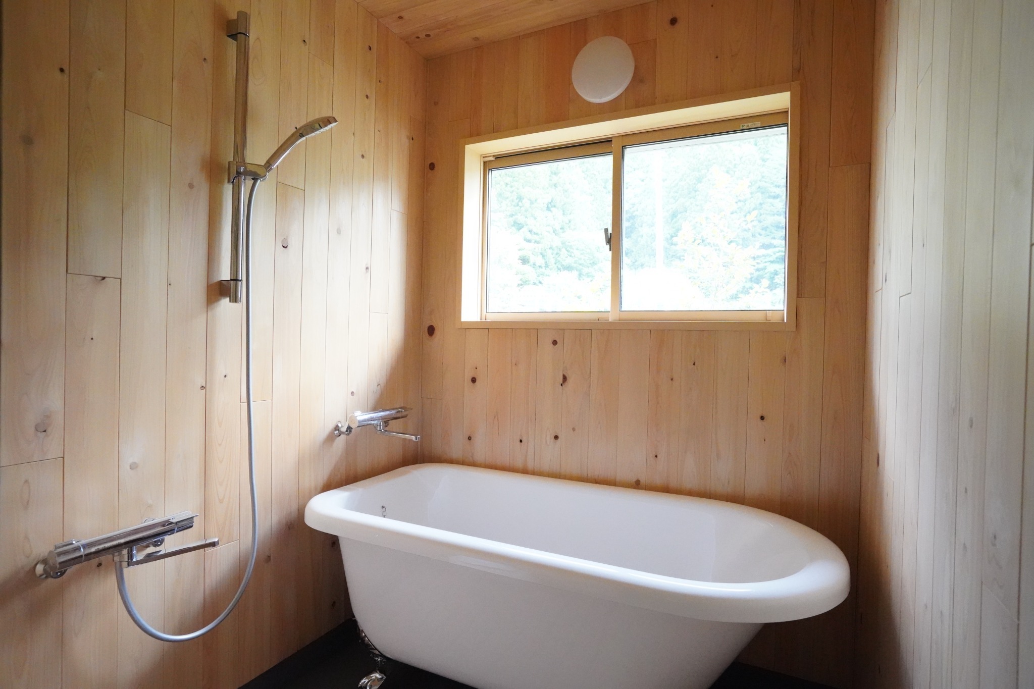 バスルームはヒノキの香りがするゆったりとお寛ぎ頂ける内装です。...