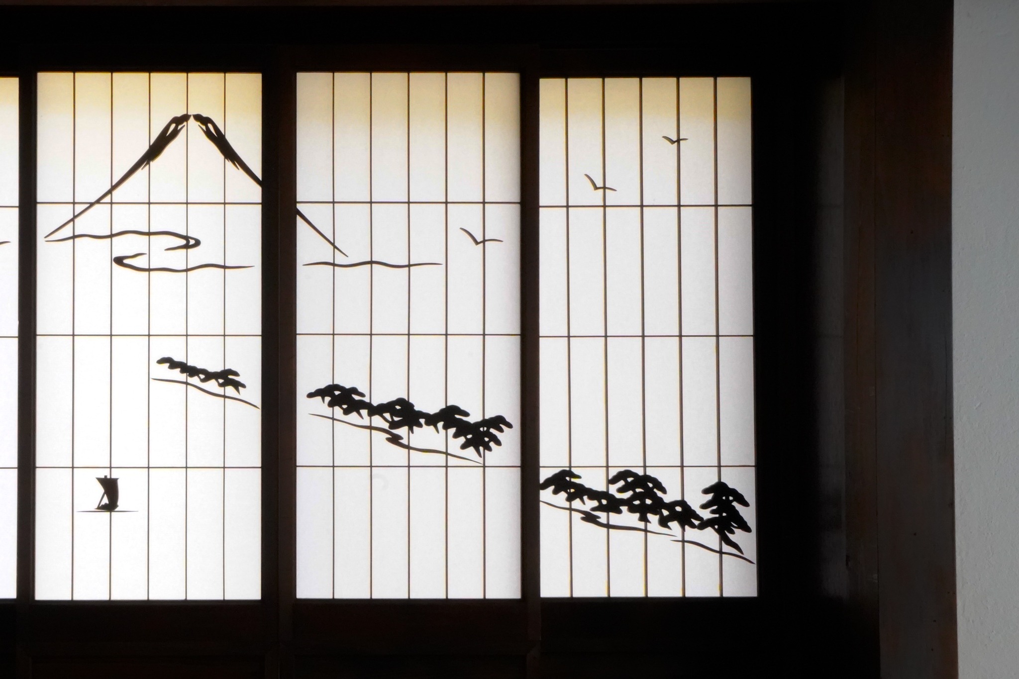 リビングの建具には見事な富士山の装飾