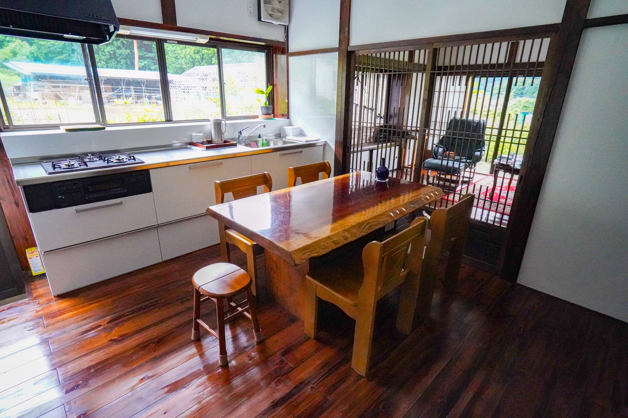 リビングに面したダイニングスペース 広々としたキッチンのため、お料理も快適にできます。