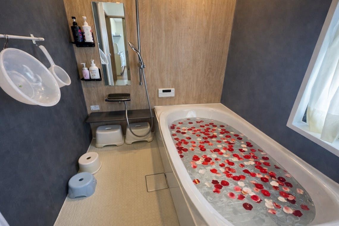 浴室(花びらはイメージです)