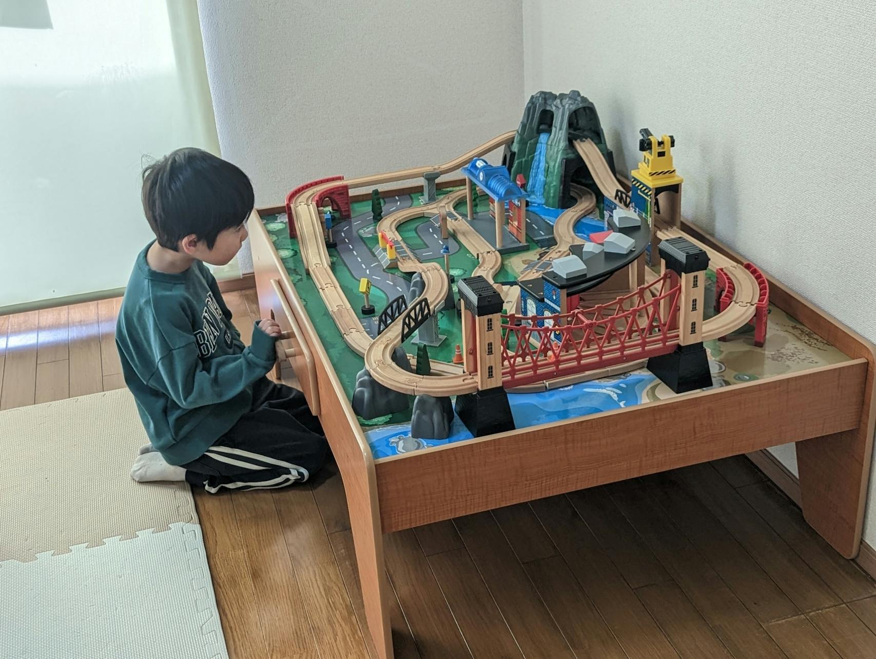 男の子大興奮のプレイテーブル