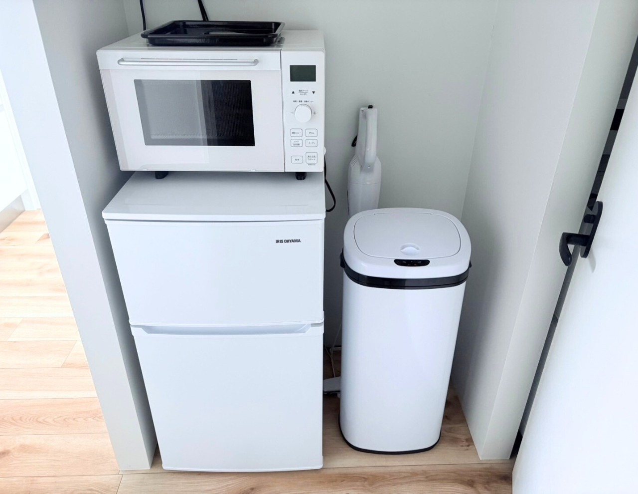 電子レンジ、冷蔵庫、ゴミ箱