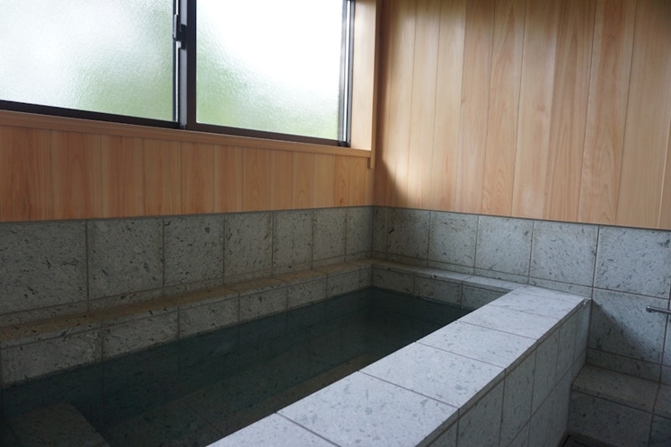 壁の檜が香る石風呂がオススメです。