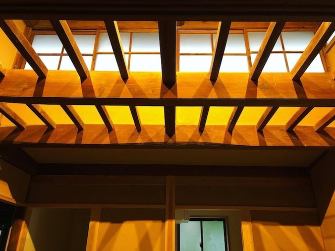 玄関土間の根太天井は夜間ライトアップするときれいです。