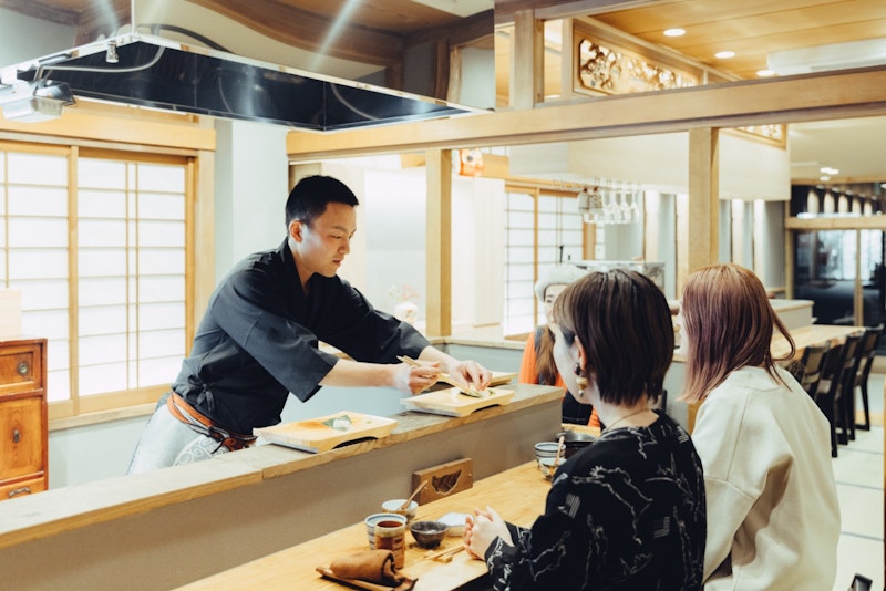 店主は東京で飲食店を経営していました