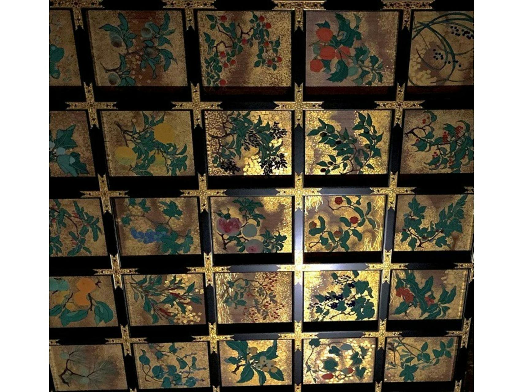 天然顔料と金箔で復元された江戸時代の植物画の下でおやすみいただけます。