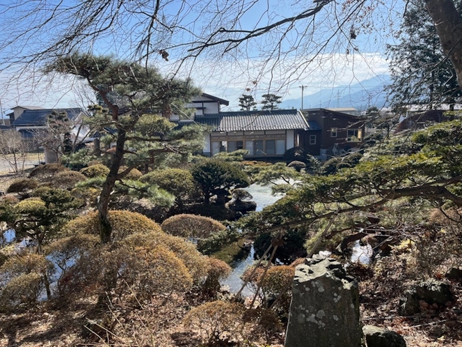日本庭園が広がる敷地内