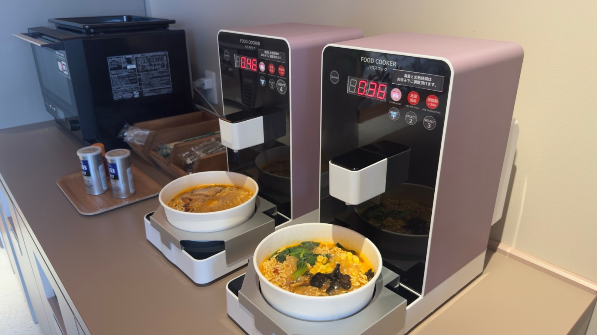 【2階フリースペース】お好きなトッピングをしたらその場で調理可能！