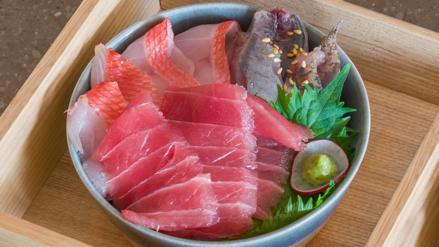 ・【お食事】伊豆近海で獲れた金目鯛と鯵をトッピングした海鮮丼