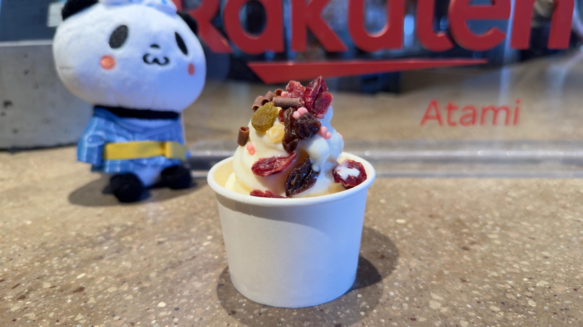 【１階ラウンジ】営業時間中はソフトクリームを作成いただけます。