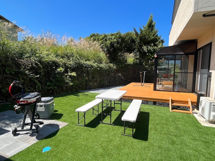 テラスで広々プライベートBBQをお楽しみください。(有料オプションです)