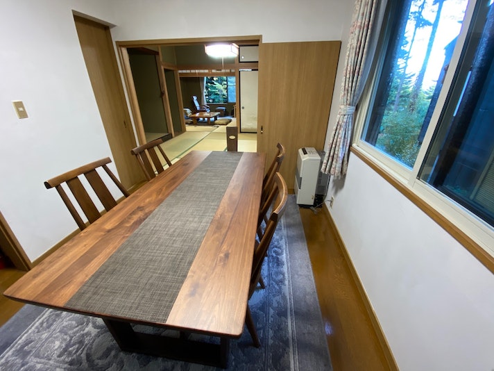 皆さまでお使いいただける大きなダイニングテーブルございます。