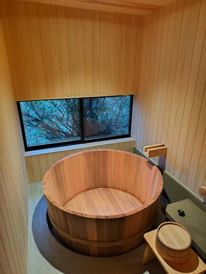 浴槽は松江市在住の桶職人の作品です。
