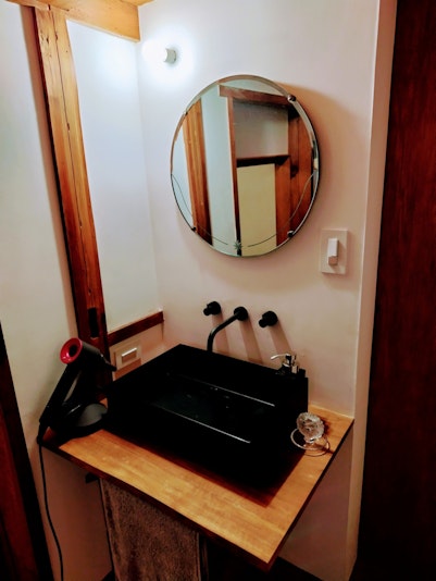 洗面化粧台の鏡はフランスのアンティークを使用しています。