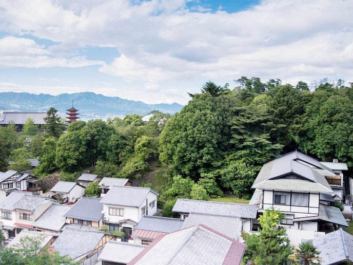 ・窓から厳島神社の五重塔を見ることができます