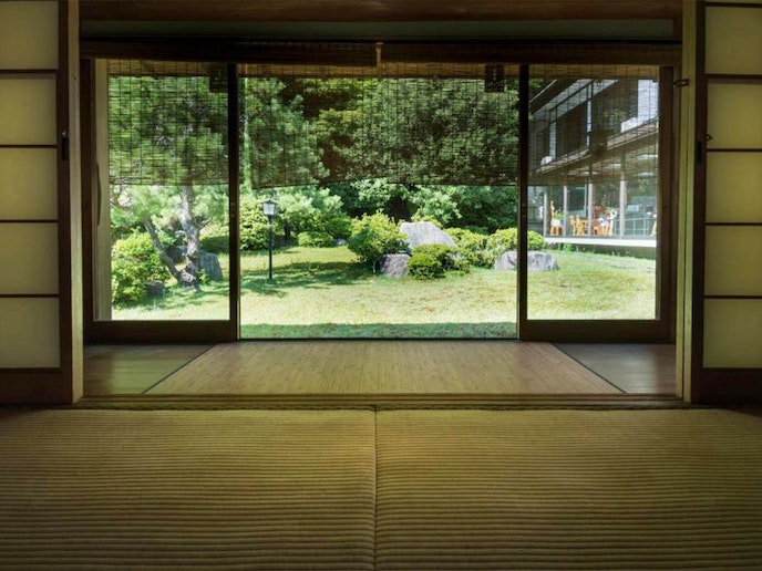 【広縁付き大広間】日本庭園に隣接した20畳の大広間でのびのび