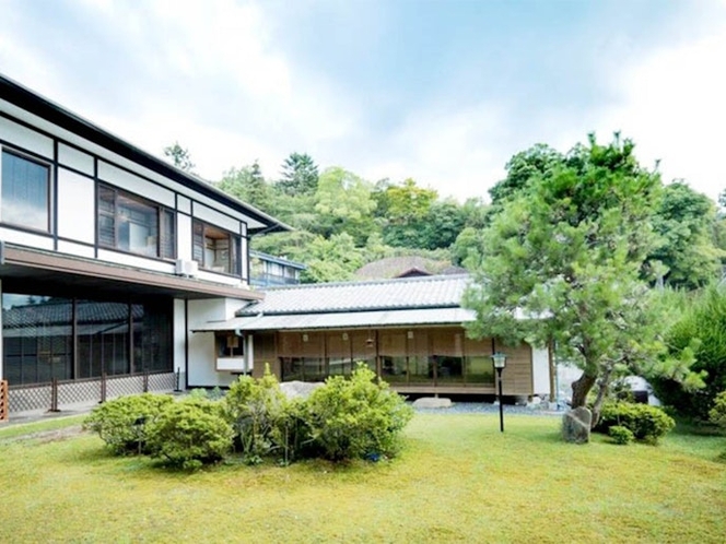 ・館内から見渡せる日本庭園には白たぬきが遊びに来ることがあります