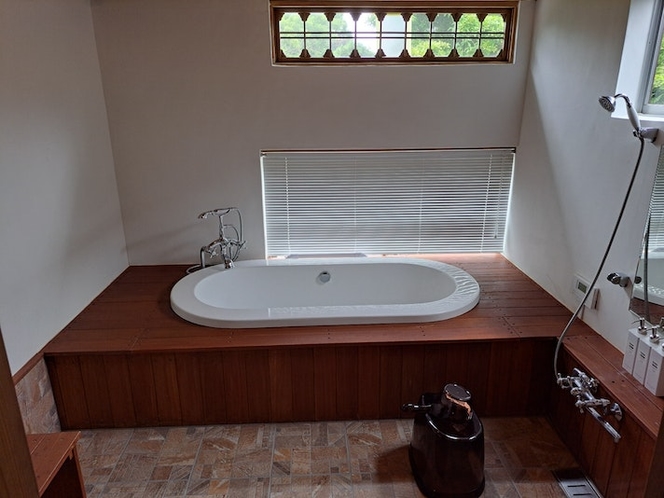 風呂場天井は傘上式組立造りで海外製のバスタブとシャワーがあります。