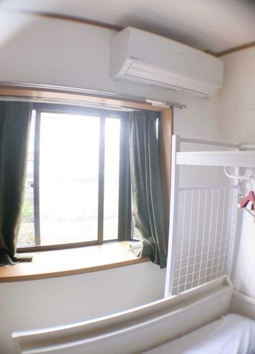 2階個室　窓＆エアコン