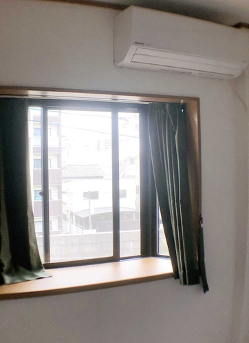 3階個室　窓＆エアコン