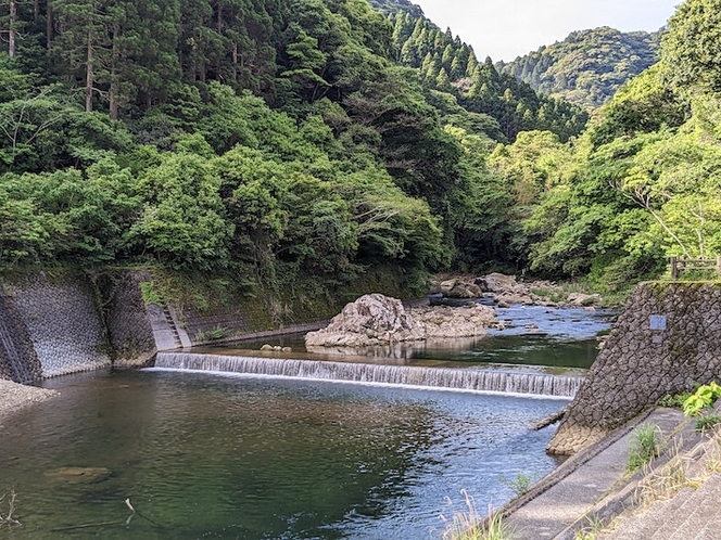 夏は川遊びで大賑わいの加江田川へは歩いて5分