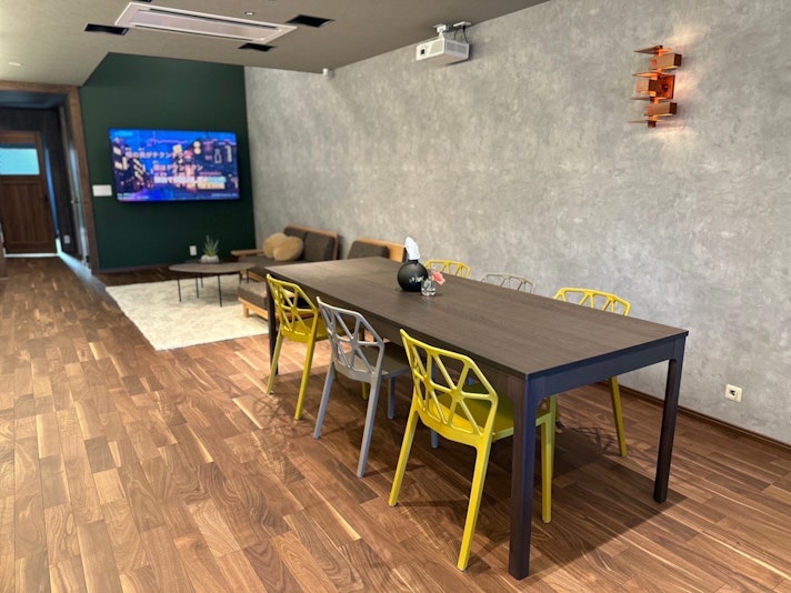 8人掛テーブル・75型スマートテレビ