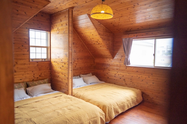 (寝室1)クイーンベッド１つ、ダブルベッド１つをご用意しております。＊ベッドカバー・枕カバーは日替わ