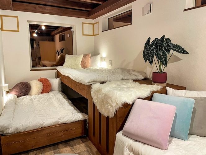 ・【A棟・寝室】二段ベットを2台設置したコンパクトなお部屋です