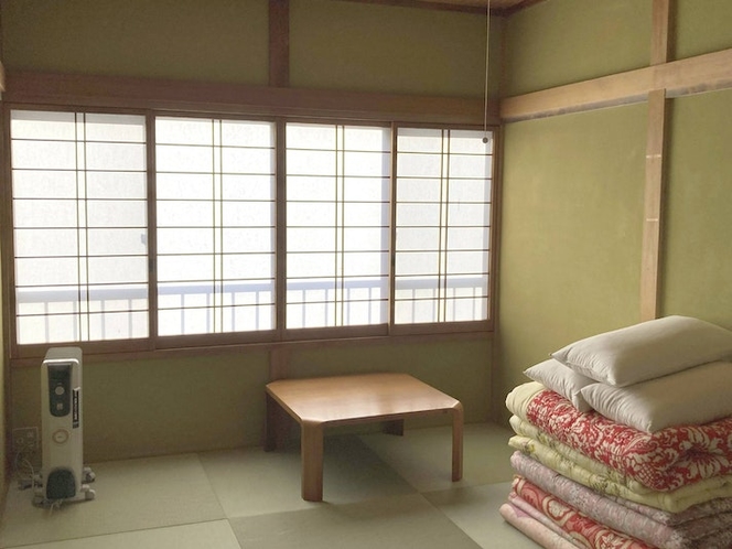 ・【客室一例】畳の香りが清々しいお部屋。夜は布団でゆっくりお休みください