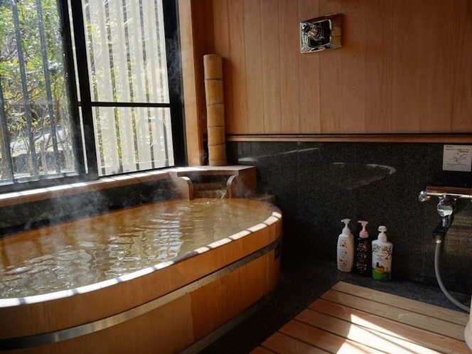 室内風呂は檜より保温性の高い高野槙でできています。