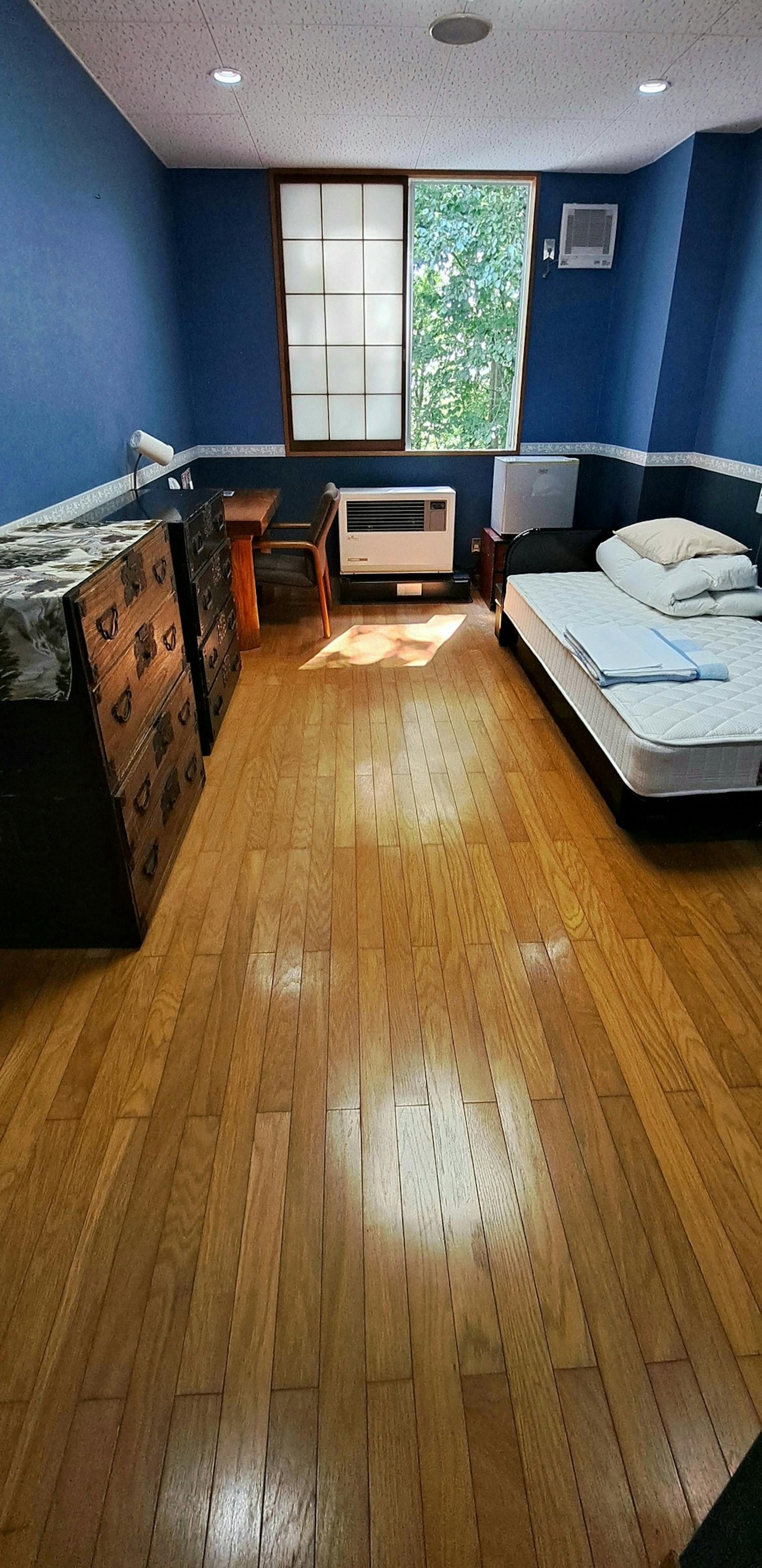 洋室　ベッド　定員１名　小さい冷蔵庫付　施錠可能