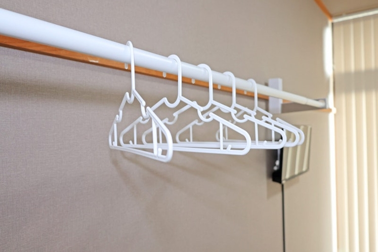 各部屋に部屋干し用ハンガーをご用意しておりますので、長期滞在での洗濯等もご安心ください。