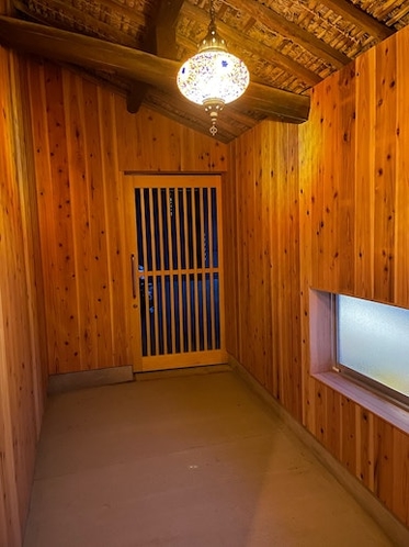 施設からガレージへ繋がる通路