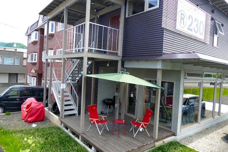 R230のバルコニーの2階がゲストハウスです。