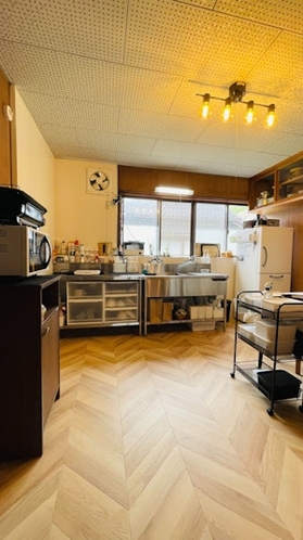 マルゼンの業務用キッチン。IHとカセットコンロ。炊飯器、冷蔵庫、電子レンジ、オーブントースター、電気