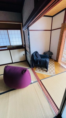 リビングと間続きの和室8畳。Yogiboや海が見える位置にあるソファー、広縁に置いた畳と、お好きな場