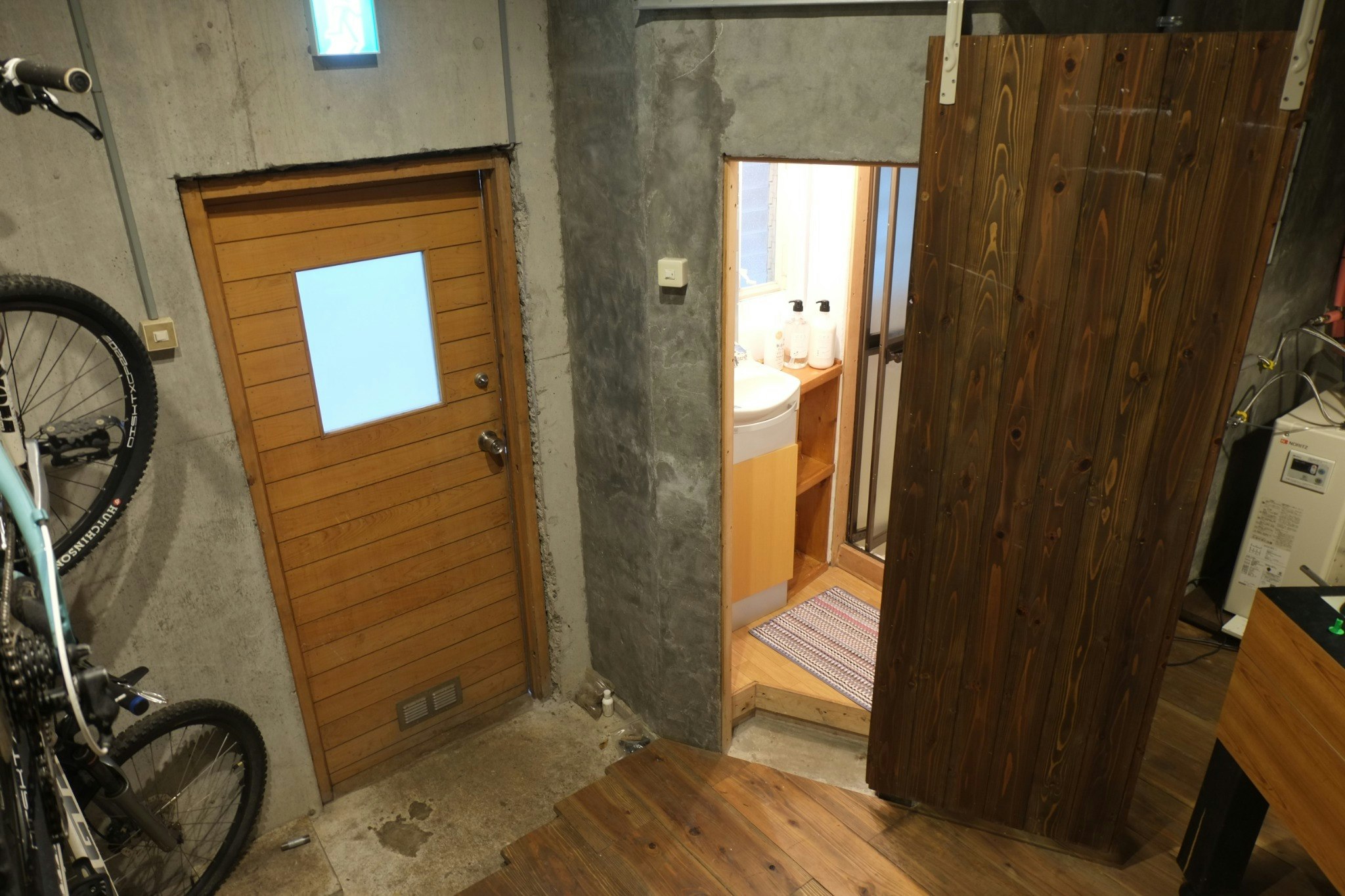 地下室に小さな浴室洗面台があります