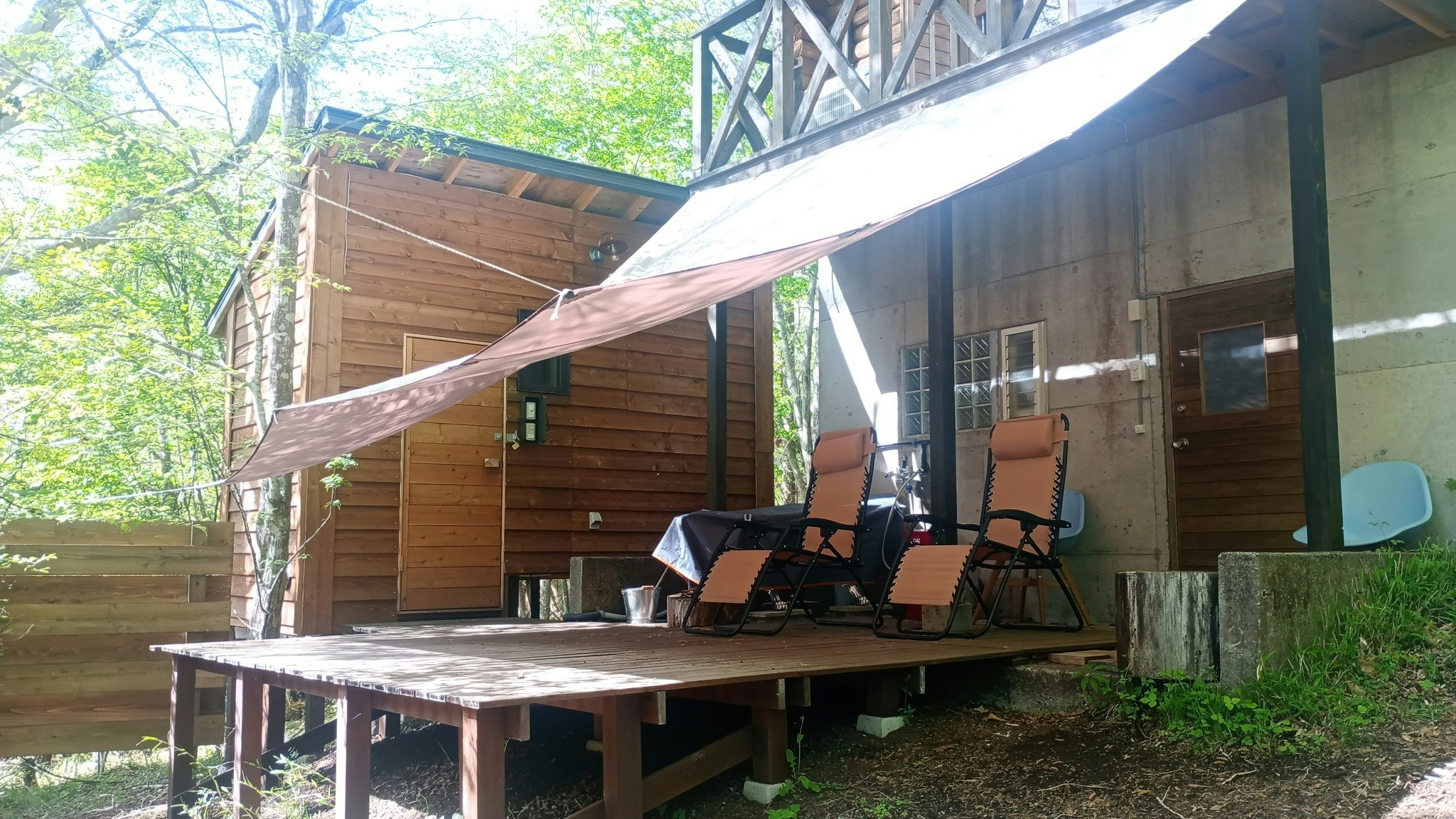現在は雨、周りからの視線避けのためタープを常設しております。