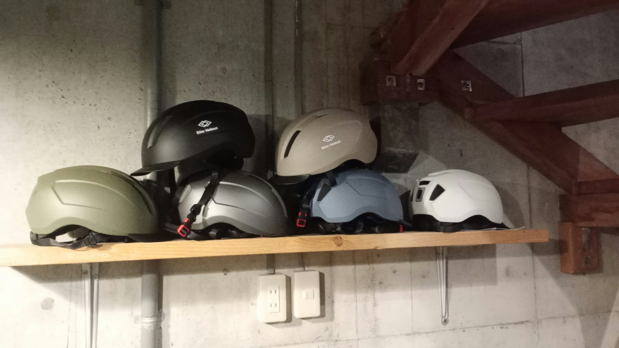 6色のヘルメットをご用意、ヘルメットの着用をお願いします