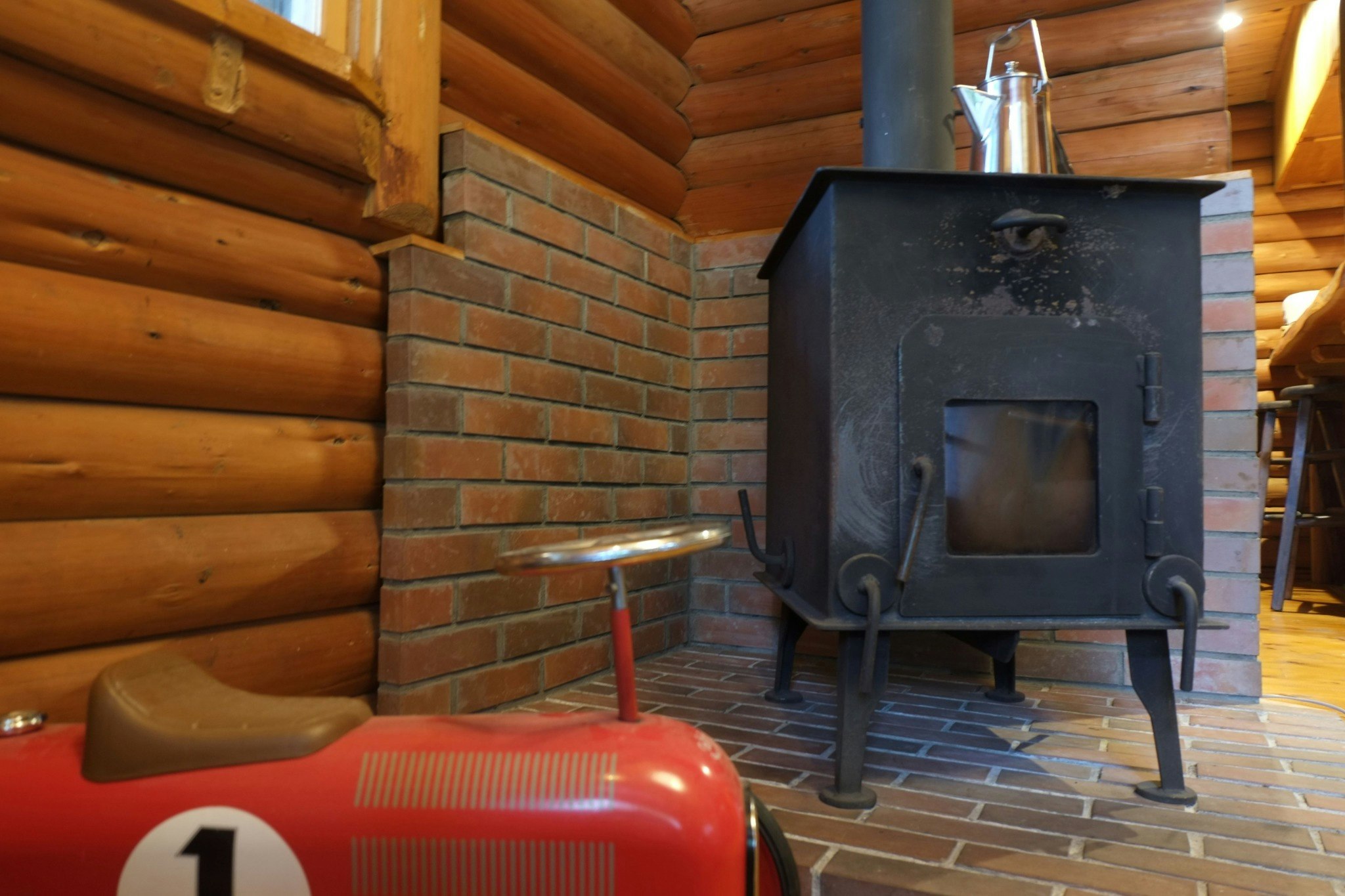 室内の薪ストーブも地元の「岡部工業所」製、こちらはオールドモデルです