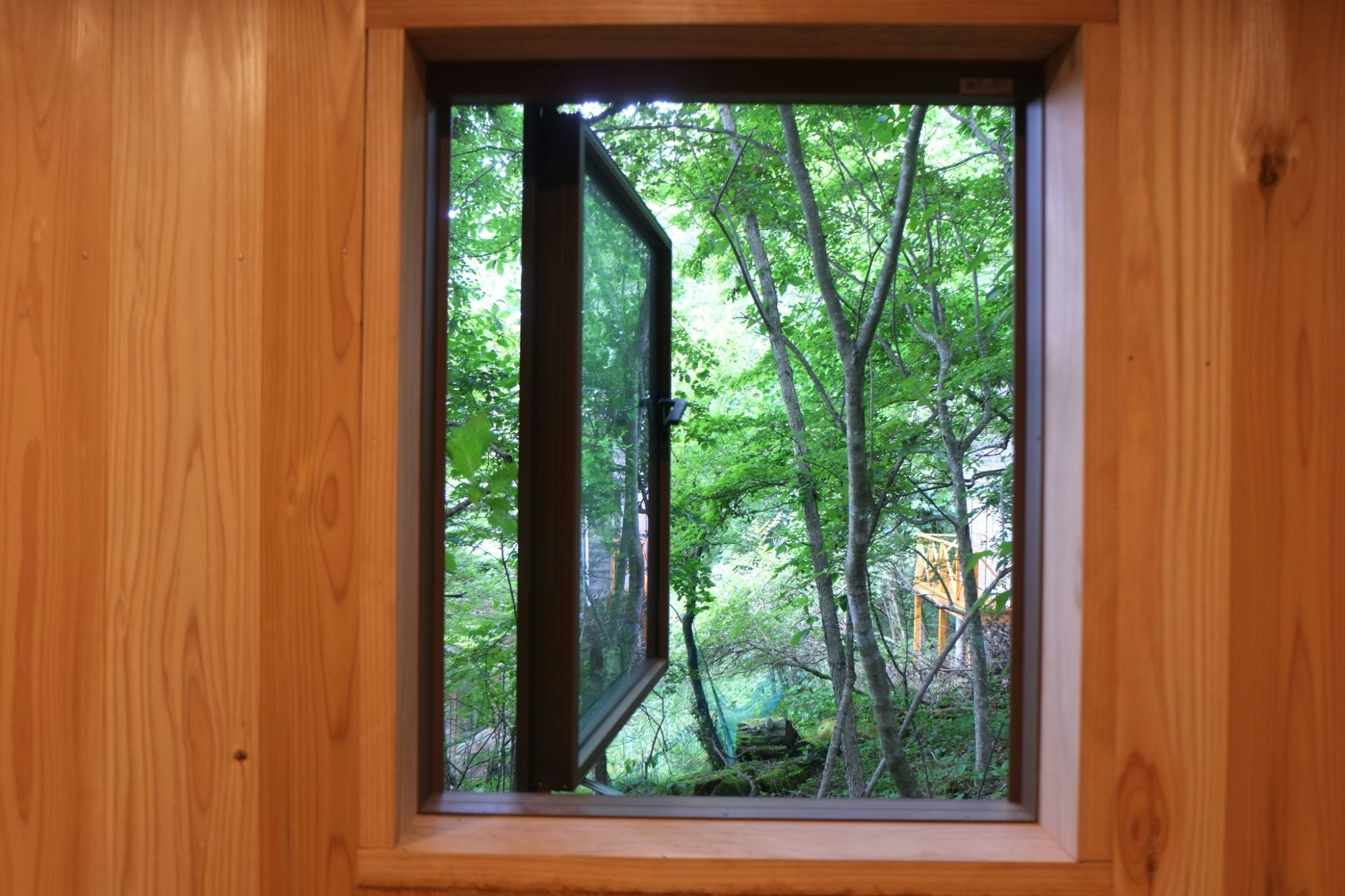 緊急時に備え開閉窓を設けています