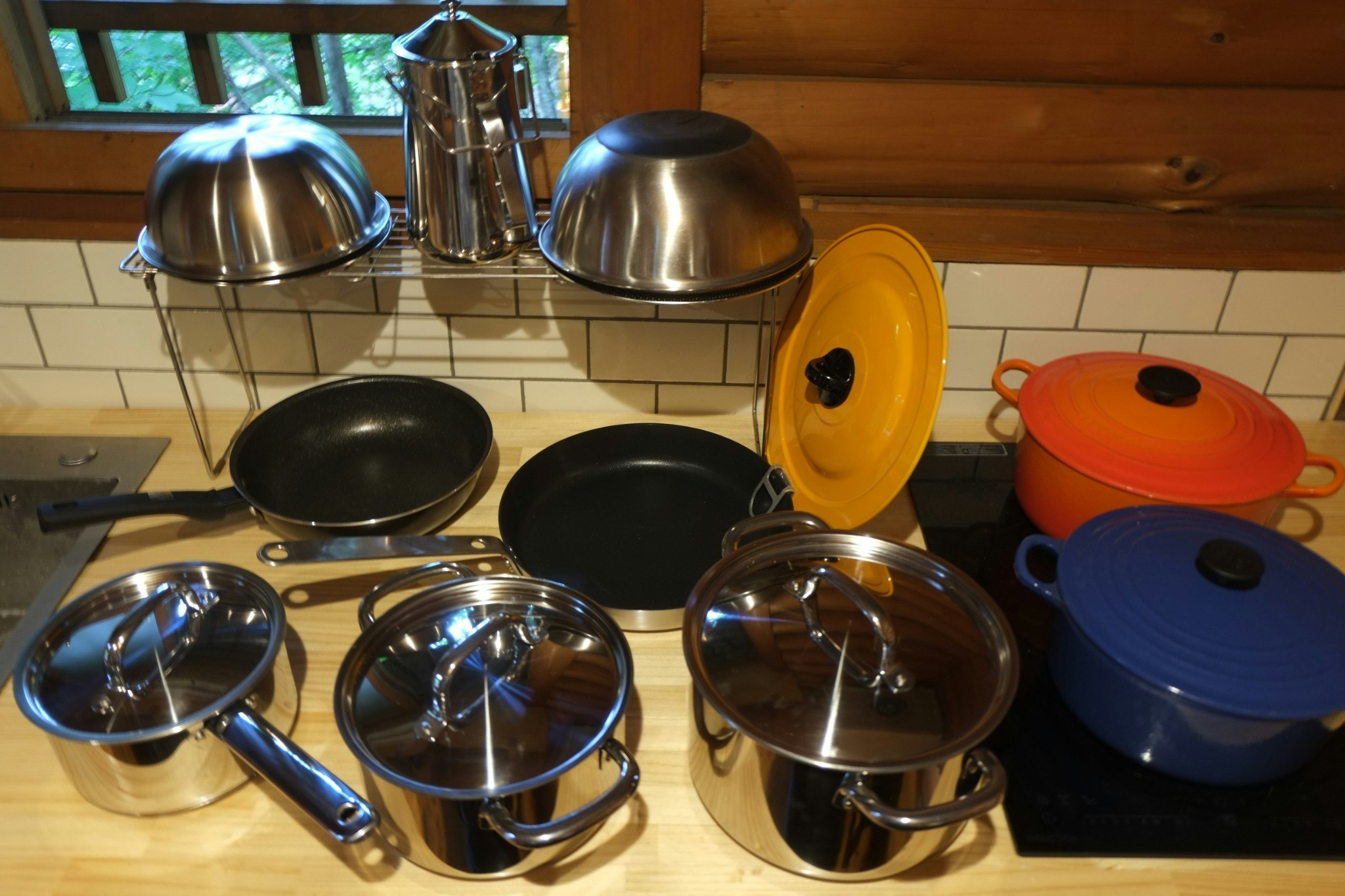 鍋、フライパン、ボウルはザルもセットです