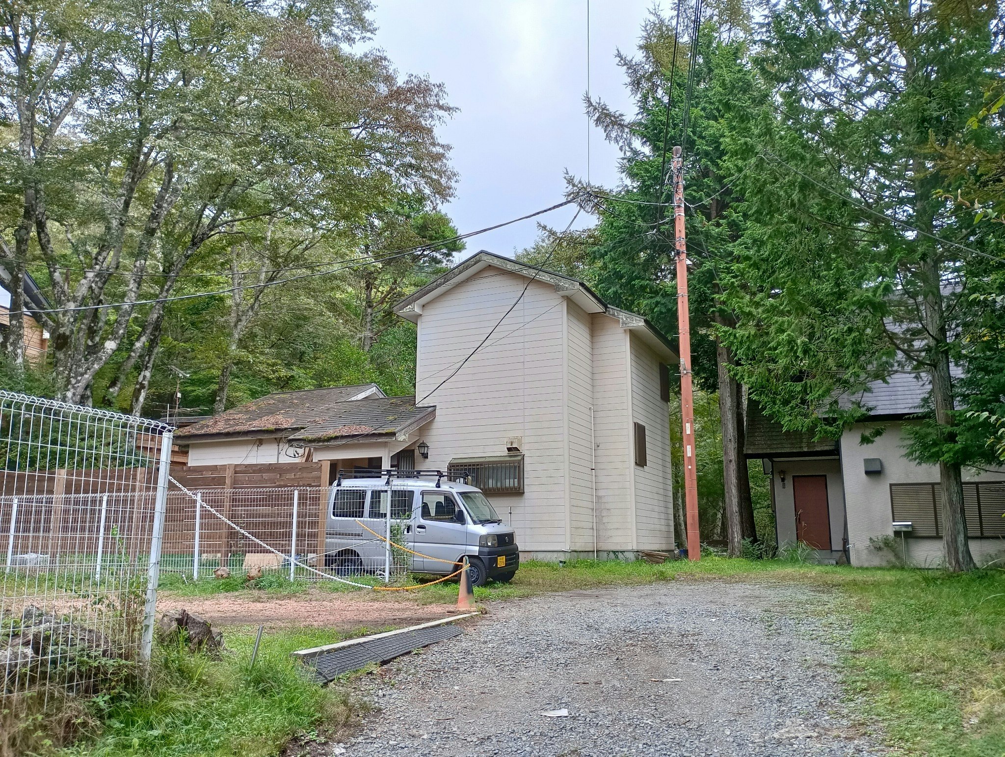 受付／管理棟　❖手前左手の土地は隣地ですので侵入厳禁でお願いいたします。