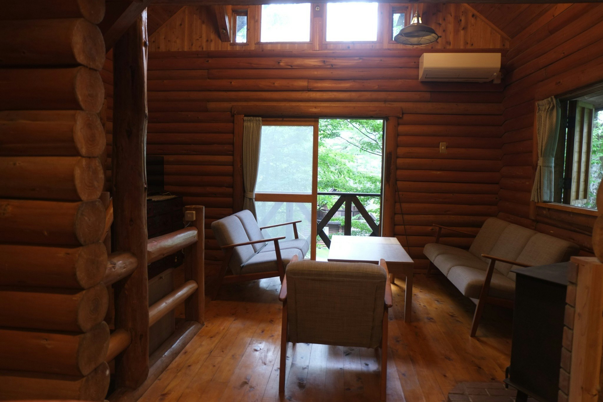 吹抜け天井、高窓による解放感