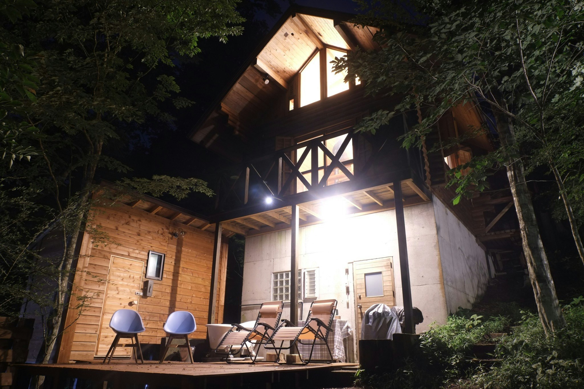 現在は雨、周りからの視線避けのためタープを常設しております。