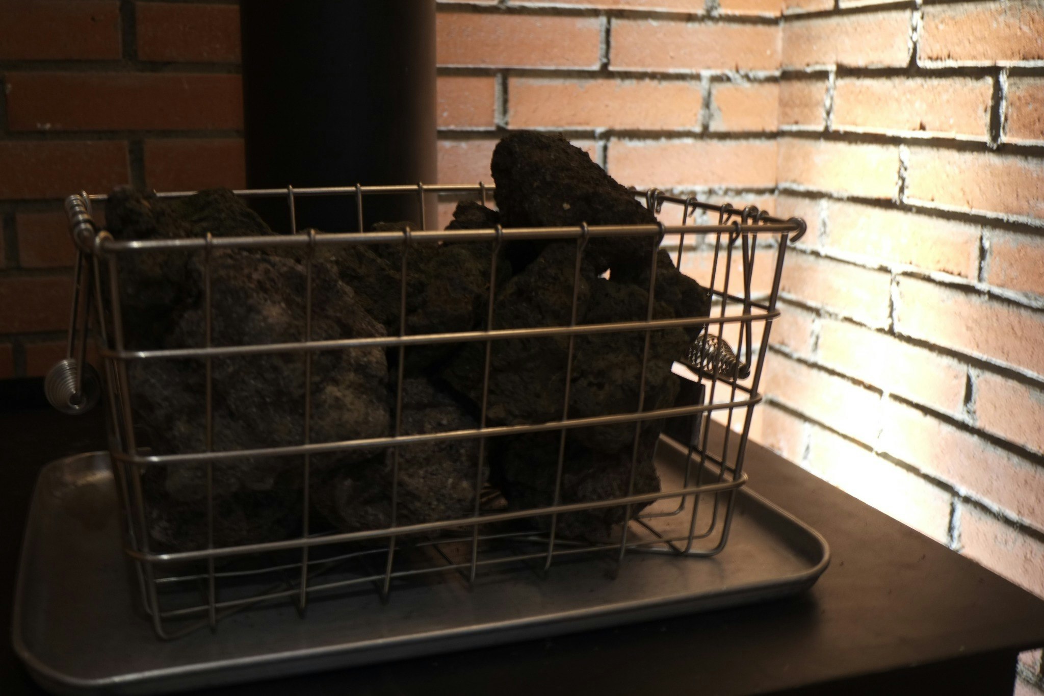 アッパースポットライト、溶岩石でロウユウを